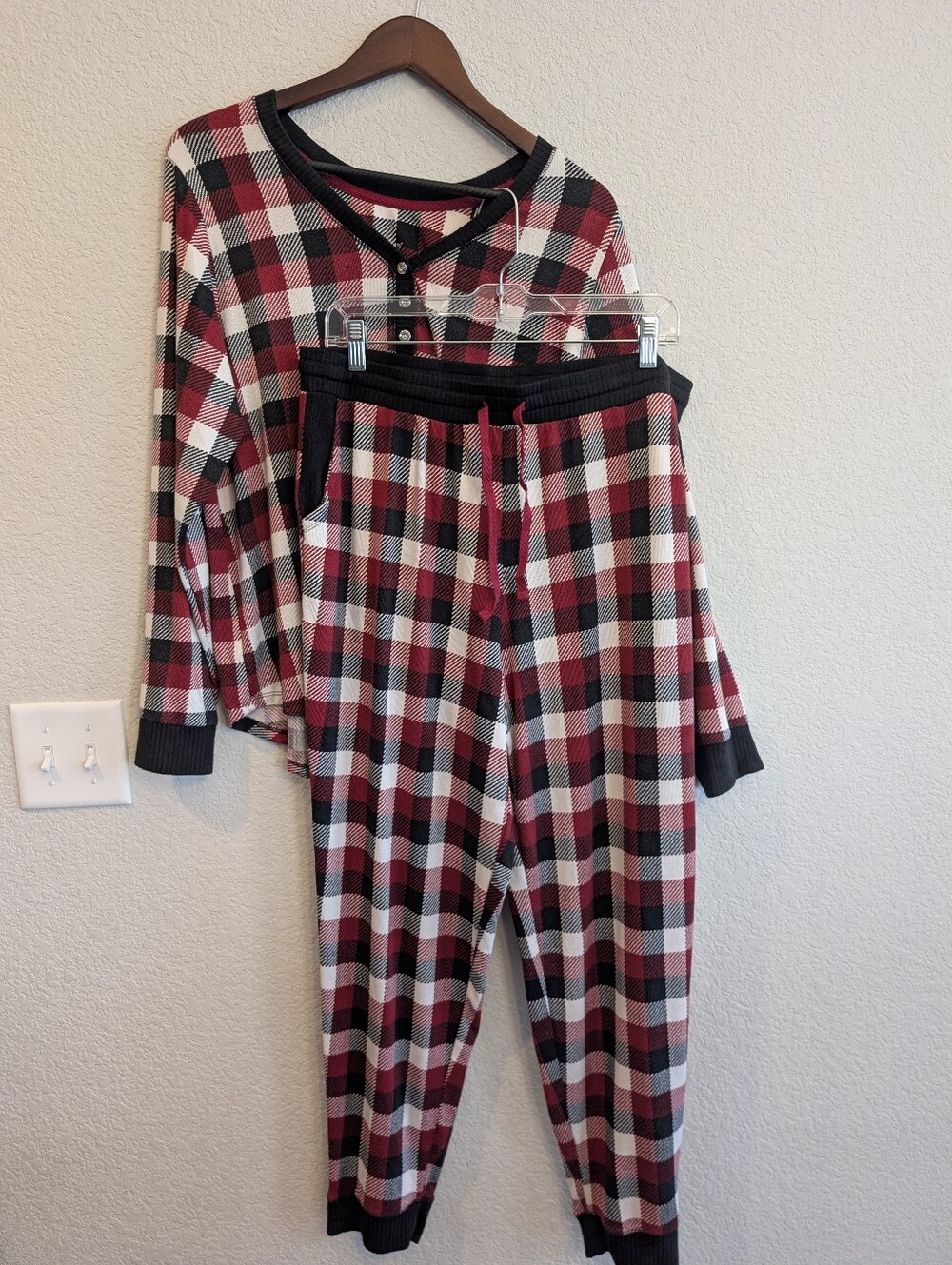 Cuddl Duds Women's Sz L Red, Black and White Plaid Knit Top Comfy PJs Sleepwear
